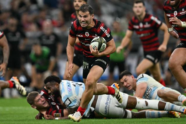 Toulouse's French scrum-half Antoine Dupont runs with the ball to score a try during the French Top14 rugby union semi-final match between Stade Toulousain Rugby (Toulouse) and Racing 92 at the Velodrome stadium in Marseille, southern France on June 19, 2026. (Photo by Gabriel BOUYS / AFP)