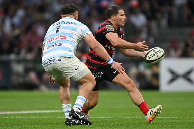 Toulouse's French scrum-half Antoine Dupont runs with the ball during the French Top14 rugby union semi-final match between Stade Toulousain Rugby (Toulouse) and Racing 92 at the Velodrome stadium in Marseille, southern France on June 19, 2026. (Photo by Gabriel BOUYS / AFP)