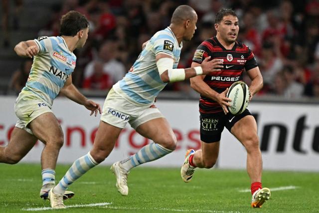 Toulouse's French scrum-half Antoine Dupont runs with the ball during the French Top14 rugby union semi-final match between Stade Toulousain Rugby (Toulouse) and Racing 92 at the Velodrome stadium in Marseille, southern France on June 19, 2026. (Photo by Gabriel BOUYS / AFP)