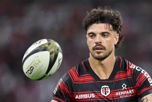 Toulouse's French fly-half Romain Ntamack runs with the ball during the French Top14 rugby union semi-final match between Stade Toulousain Rugby (Toulouse) and Racing 92 at the Velodrome stadium in Marseille, southern France on June 19, 2026. (Photo by Thibaud MORITZ / AFP)