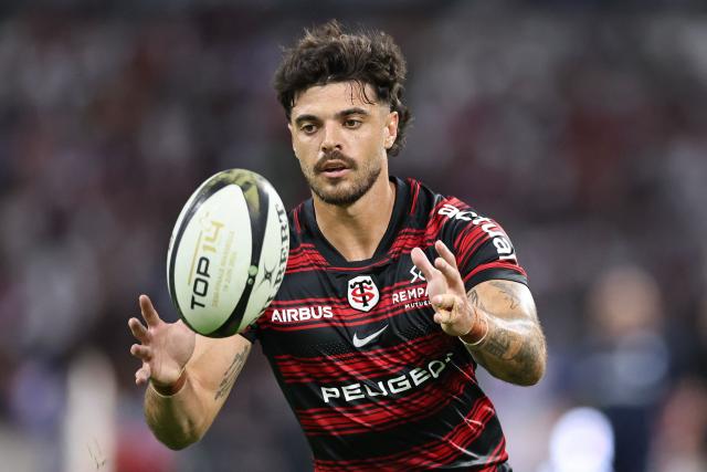 Toulouse's French fly-half Romain Ntamack runs with the ball during the French Top14 rugby union semi-final match between Stade Toulousain Rugby (Toulouse) and Racing 92 at the Velodrome stadium in Marseille, southern France on June 19, 2026. (Photo by Thibaud MORITZ / AFP)