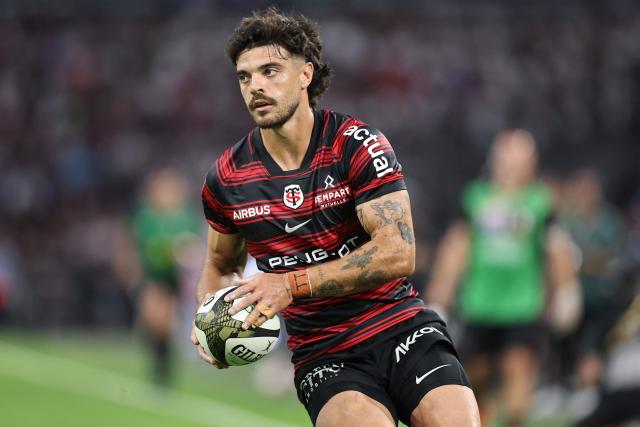 Toulouse's French fly-half Romain Ntamack runs with the ball during the French Top14 rugby union semi-final match between Stade Toulousain Rugby (Toulouse) and Racing 92 at the Velodrome stadium in Marseille, southern France on June 19, 2026. (Photo by Thibaud MORITZ / AFP)