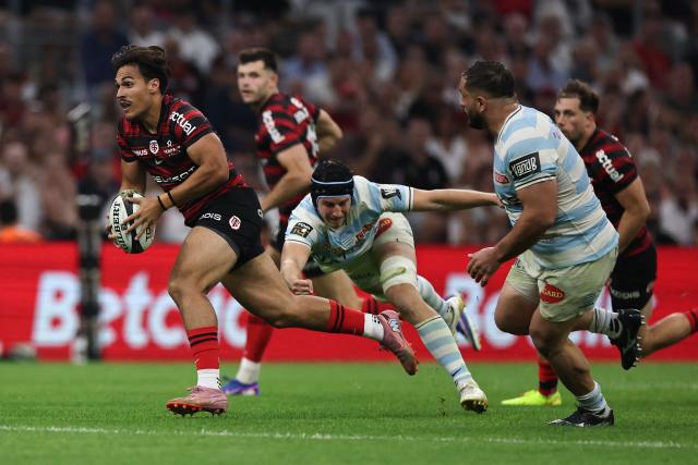 Toulouse's French centre Kalvin Gourgues runs with the ball to score a try during the French Top14 rugby union semi-final match between Stade Toulousain Rugby (Toulouse) and Racing 92 at the Velodrome stadium in Marseille, southern France on June 19, 2026. (Photo by Thibaud MORITZ / AFP)
