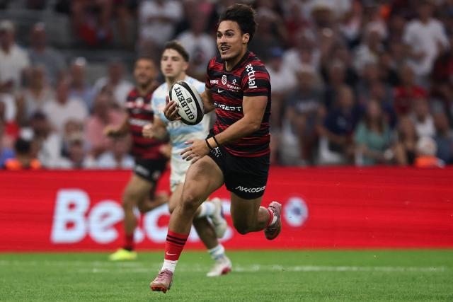 Toulouse's French centre Kalvin Gourgues runs with the ball to score a try during the French Top14 rugby union semi-final match between Stade Toulousain Rugby (Toulouse) and Racing 92 at the Velodrome stadium in Marseille, southern France on June 19, 2026. (Photo by Thibaud MORITZ / AFP)