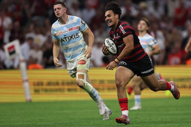 Toulouse's French centre Kalvin Gourgues runs with the ball to score a try during the French Top14 rugby union semi-final match between Stade Toulousain Rugby (Toulouse) and Racing 92 at the Velodrome stadium in Marseille, southern France on June 19, 2026. (Photo by Thibaud MORITZ / AFP)