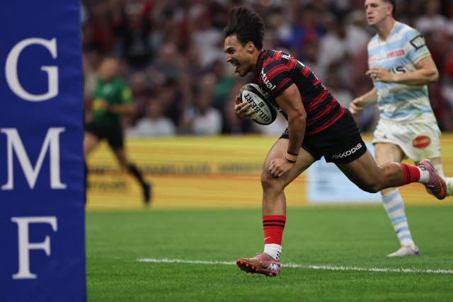 Toulouse's French centre Kalvin Gourgues runs with the ball to score a try during the French Top14 rugby union semi-final match between Stade Toulousain Rugby (Toulouse) and Racing 92 at the Velodrome stadium in Marseille, southern France on June 19, 2026. (Photo by Thibaud MORITZ / AFP)