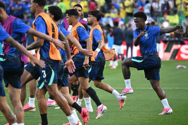 Brazil's forward #07 Vinicius Junior (R) warms up ahead of the 2026 World Cup Group C football match between Brazil and Haiti at the Philadelphia Stadium in Philadelphia on June 19, 2026.  (Photo by Mauro PIMENTEL / AFP)