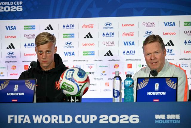 Netherlands' defender #06 Jan Paul Van Hecke (L) and head coach Ronald Koeman (R) give an MD-1 press conference at the Houston Stadium in Houston on June 19, 2026, on the eve of the 2026 World Cup Group F football match between the Netherlands and Sweden.  (Photo by RONALDO SCHEMIDT / AFP)