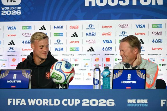 Netherlands' defender #06 Jan Paul Van Hecke (L) and head coach Ronald Koeman (R) gesture as they give an MD-1 press conference at the Houston Stadium in Houston on June 19, 2026, on the eve of the 2026 World Cup Group F football match between the Netherlands and Sweden.  (Photo by RONALDO SCHEMIDT / AFP)