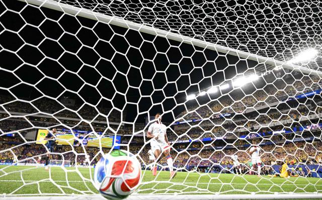 Haiti's goalkeeper #01 Johny Placide (R) concedes Brazil's third goal scored by forward #07 Vinicius Junior (unseen) during the 2026 World Cup Group C football match between Brazil and Haiti at the Philadelphia Stadium in Philadelphia on June 19, 2026.  (Photo by ROBERTO SCHMIDT / AFP)