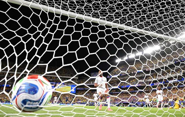 Haiti's goalkeeper #01 Johny Placide (R) concedes Brazil's third goal scored by forward #07 Vinicius Junior (unseen) during the 2026 World Cup Group C football match between Brazil and Haiti at the Philadelphia Stadium in Philadelphia on June 19, 2026.  (Photo by ROBERTO SCHMIDT / AFP)