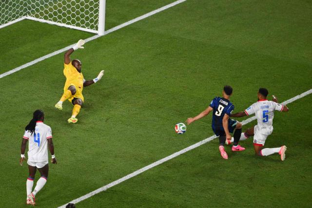 Brazil's forward #09 Matheus Cunha (2nd R) scores his team's first goal during the 2026 World Cup Group C football match between Brazil and Haiti at the Philadelphia Stadium in Philadelphia on June 19, 2026.  (Photo by Angela WEISS / AFP)