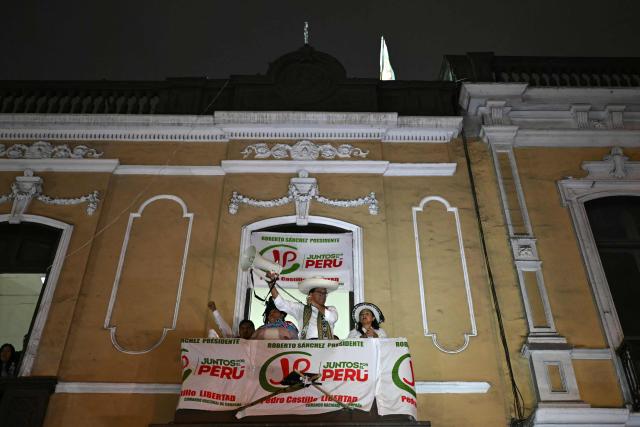 Peru's presidential candidate for the Juntos por el Peru party Roberto Sanchez addresses supporters from the balcony of campaign headquarters in Lima on June 19, 2026. Peru's leftist presidential candidate for the Juntos por el Peru party, Roberto Sanchez, led a march of hundreds of supporters in Lima on June 19, to demand transparency in the second-round vote count as he trailed narrowly behind right-wing candidate Keiko Fujimori. (Photo by ERNESTO BENAVIDES / AFP)