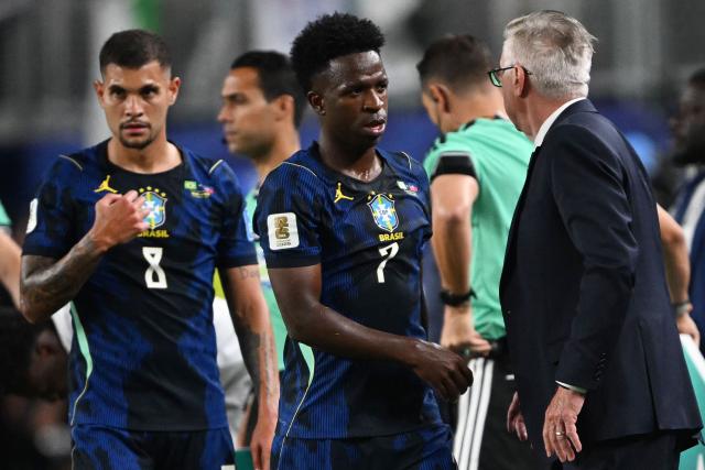 Brazil's forward #07 Vinicius Junior speaks with Brazil's Italian head coach Carlo Ancelotti during the 2026 World Cup Group C football match between Brazil and Haiti at the Philadelphia Stadium in Philadelphia on June 19, 2026.  (Photo by Mauro PIMENTEL / AFP)