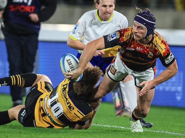 Chiefs Liam Coombes-Fabling offloads the ball during the Super Rugby Pacific final match between the Wellington Hurricanes and Waikato Chiefs in Wellington on June 20, 2026. (Photo by Grant Down / AFP)
