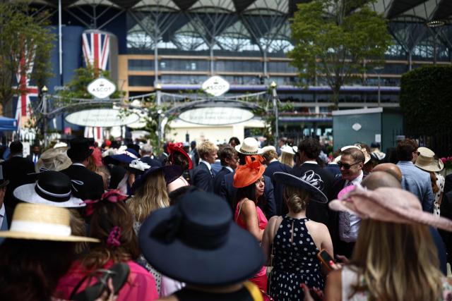 Racegoers arrive ahead of racing on the fifth day of the Royal Ascot horse racing meeting in Ascot, west of London, on June 20, 2026. (Photo by Henry NICHOLLS / AFP)