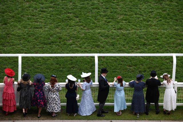 Racegoers await the Royal Procession ahead of racing on the fifth day of the Royal Ascot horse racing meeting in Ascot, west of London, on June 20, 2026. (Photo by Henry NICHOLLS / AFP)