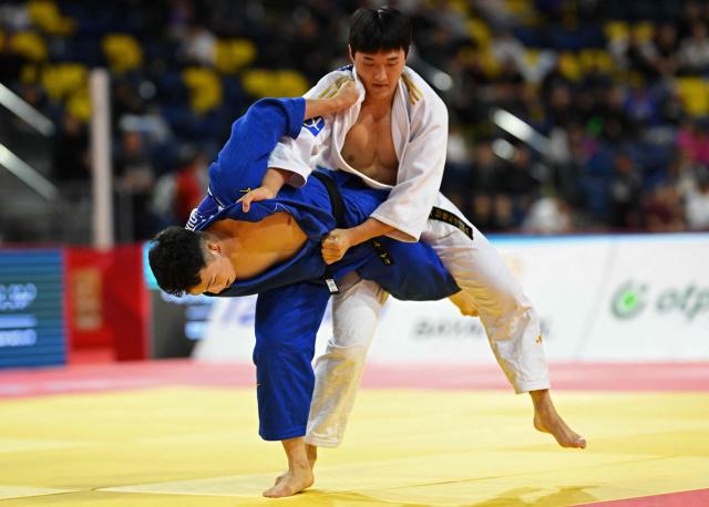 Lee Joon-hwan of South Korea (R) and Yuhei Oino of Japan compete during the men's under 81kg final event at the Judo Ulaanbaatar Grand Slam 2026 in Ulaanbaatar, Mongolia on June 20, 2026. (Photo by ADEK BERRY / AFP)
