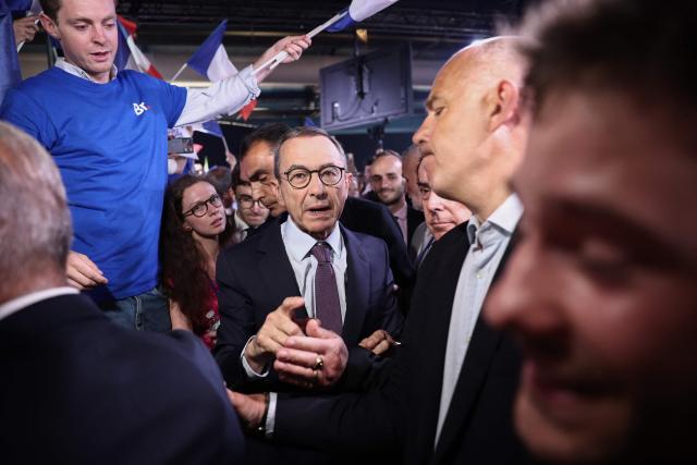 Les Republicains (LR) right wing party president and candidate for the 2027 presidential election Bruno Retailleau (C) gestures as he arrives during his political rally to launch his presidential campaign at the Parc Floral de Paris at the Vincennes woods, eastern Paris, on June 20, 2026. Retailleau will attempt during his first major meeting in Paris to "broaden" his conservative base, which is stagnating at 9% in the polls, and to give an image of unity, despite dissenting voices and leading figures who are currently giving him the benefit of the doubt. (Photo by Guillaume BAPTISTE / AFP)