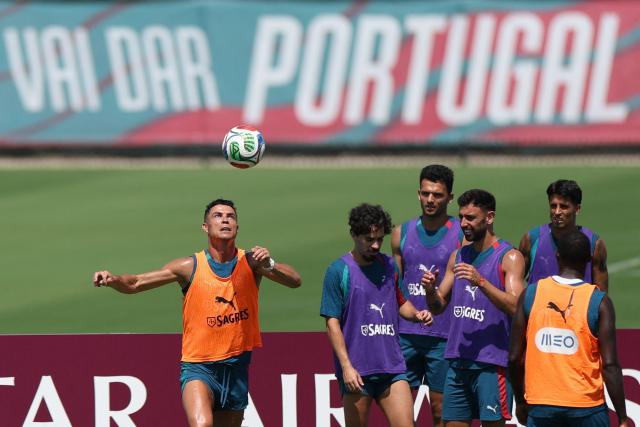 Portugal's forward #07 Cristiano Ronaldo (L) takes part in a training session at Gardens North County District Park in Palm Beach Gardens, on June 20, 2026, during the 2026 World Cup football tournament. (Photo by Patricia DE MELO MOREIRA / AFP)