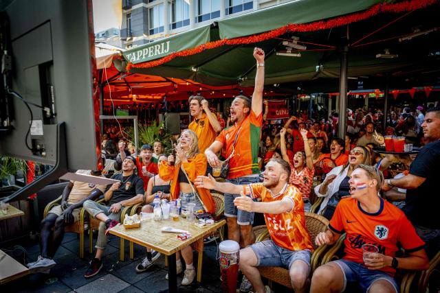 Netherlands' supporters watch the match of the Netherland team second World Cup football match against Sweden, in Rotterdam on June 20, 2026. (Photo by Robin Utrecht / ANP / AFP) / Netherlands OUT