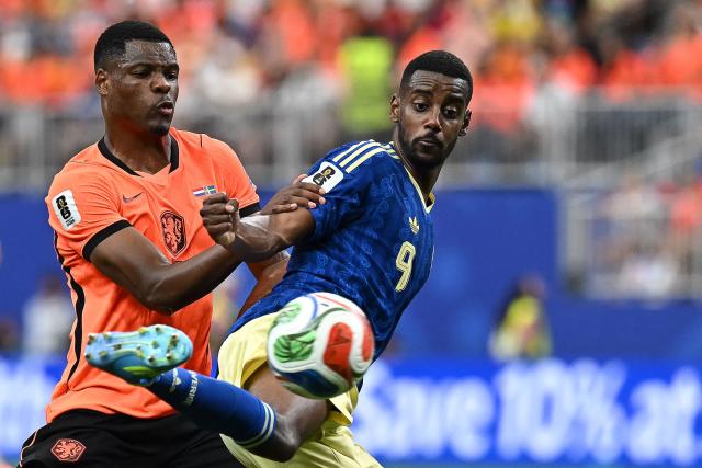 Sweden's forward #09 Alexander Isak (R) fights for the ball with Netherlands' defender #22 Denzel Dumfries during the 2026 World Cup Group F football match between the Netherlands and Sweden at the Houston Stadium in Houston on June 20, 2026.  (Photo by Paul ELLIS / AFP)