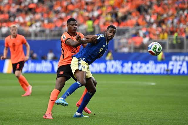 Sweden's forward #09 Alexander Isak (R) fights for the ball with Netherlands' defender #22 Denzel Dumfries during the 2026 World Cup Group F football match between the Netherlands and Sweden at the Houston Stadium in Houston on June 20, 2026.  (Photo by Paul ELLIS / AFP)