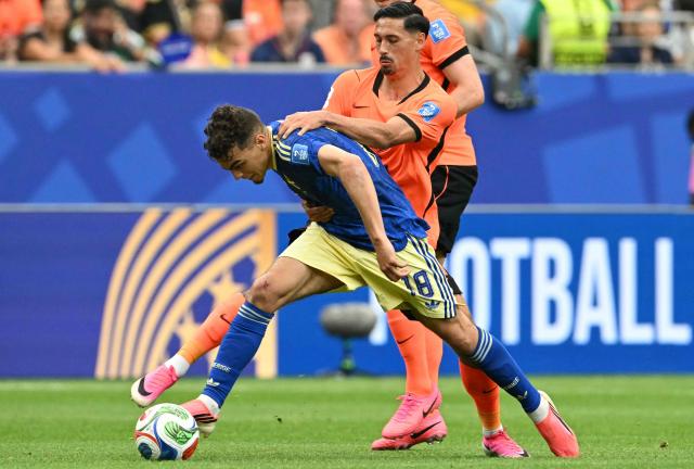 Sweden's midfielder #18 Yasin Ayari (L) and Netherlands' midfielder #14 Tijjani Reijnders (R) fight for the ball during the 2026 World Cup Group F football match between the Netherlands and Sweden at the Houston Stadium in Houston on June 20, 2026.[cite: 1, 2].  (Photo by RONALDO SCHEMIDT / AFP)