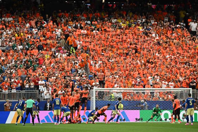 Netherlands' players jump to block a free kick by Sweden's forward #17 Viktor Gyokeres (L) during the 2026 World Cup Group F football match between the Netherlands and Sweden at the Houston Stadium in Houston on June 20, 2026.  (Photo by Paul ELLIS / AFP)