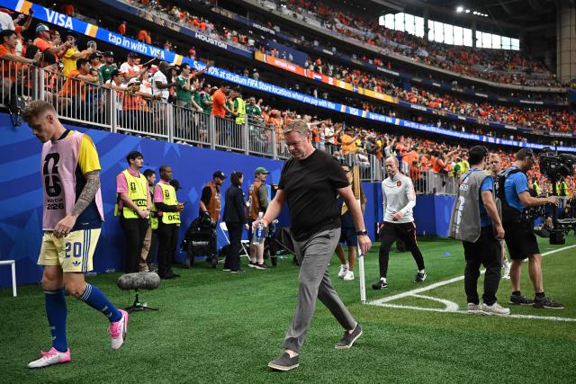 Sweden's English head coach Graham Potter (C) walks off at half-time during the 2026 World Cup Group F football match between the Netherlands and Sweden at the Houston Stadium in Houston on June 20, 2026.  (Photo by Paul ELLIS / AFP)