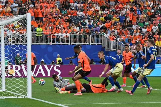 Netherlands' forward #11 Cody Gakpo (C) scores his team's third goal during the 2026 World Cup Group F football match between the Netherlands and Sweden at the Houston Stadium in Houston on June 20, 2026.  (Photo by RONALDO SCHEMIDT / AFP)