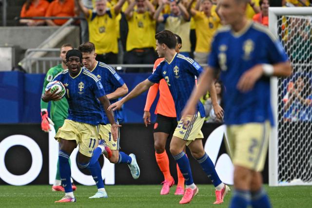 Sweden's forward #11 Anthony Elanga (L) celebrates after scoring a goal during the 2026 World Cup Group F football match between the Netherlands and Sweden at the Houston Stadium in Houston on June 20, 2026.  (Photo by RONALDO SCHEMIDT / AFP)