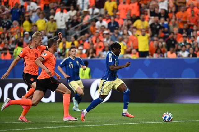 Sweden's forward #11 Anthony Elanga (R) runs with the ball and scores his team's first goal during the 2026 World Cup Group F football match between the Netherlands and Sweden at the Houston Stadium in Houston on June 20, 2026.  (Photo by Paul ELLIS / AFP)