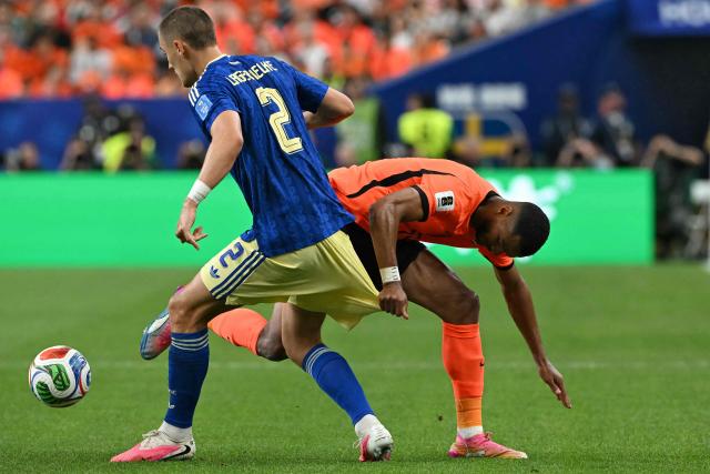 Sweden's defender #02 Gustaf Lagerbielke (L) fights for the ball with Netherlands' forward #11 Cody Gakpo during the 2026 World Cup Group F football match between the Netherlands and Sweden at the Houston Stadium in Houston on June 20, 2026.  (Photo by RONALDO SCHEMIDT / AFP)