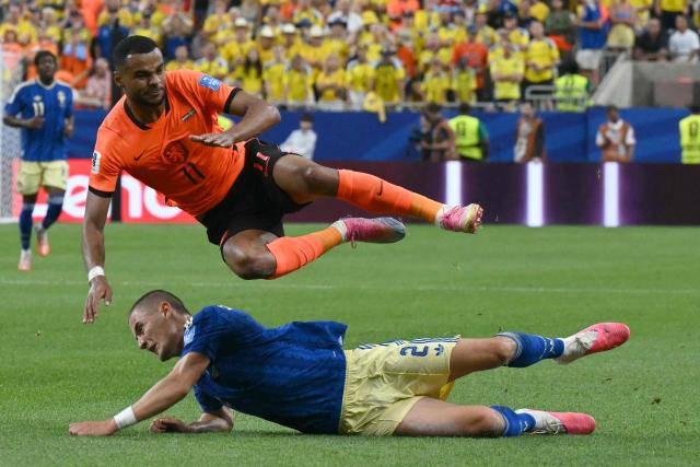 TOPSHOT - Sweden's defender #02 Gustaf Lagerbielke (down) tackles Netherlands' forward #11 Cody Gakpo during the 2026 World Cup Group F football match between the Netherlands and Sweden at the Houston Stadium in Houston on June 20, 2026.  (Photo by RONALDO SCHEMIDT / AFP)