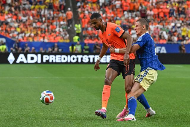 Netherlands' forward #11 Cody Gakpo (L) fights for the ball with Sweden's defender #02 Gustaf Lagerbielke during the 2026 World Cup Group F football match between the Netherlands and Sweden at the Houston Stadium in Houston on June 20, 2026.  (Photo by Paul ELLIS / AFP)