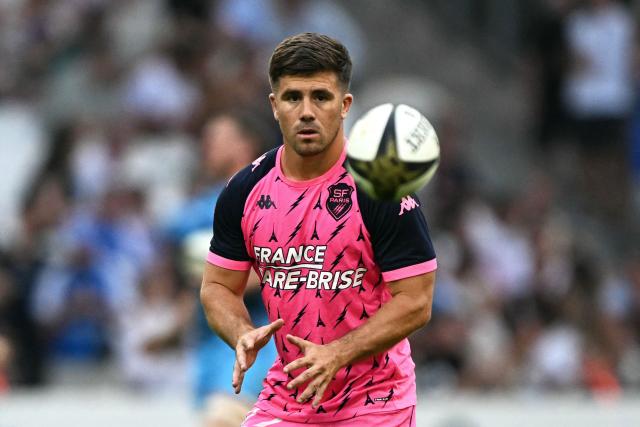 Stade Français' French fly-half Louis Carbonel warms up ahead of the French Top14 rugby union semi-final match between Montpellier Hérault Rugby and Stade Français at the Velodrome stadium in Marseille, southern France, on June 20, 2026. (Photo by Gabriel BOUYS / AFP)