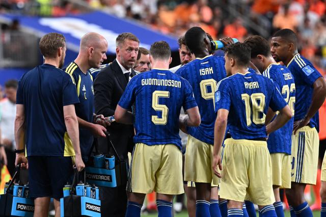 Sweden's English head coach Graham Potter (C) speaks to his players during the 2026 World Cup Group F football match between the Netherlands and Sweden at the Houston Stadium in Houston on June 20, 2026.  (Photo by Paul ELLIS / AFP)