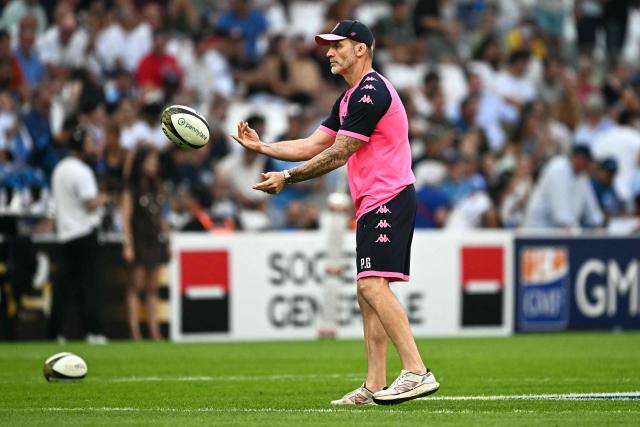 Stade Français' English head coach Paul Gustard passes the ball during the warm up ahead of the French Top14 rugby union semi-final match between Montpellier Hérault Rugby and Stade Français at the Velodrome stadium in Marseille, southern France, on June 20, 2026. (Photo by Gabriel BOUYS / AFP)