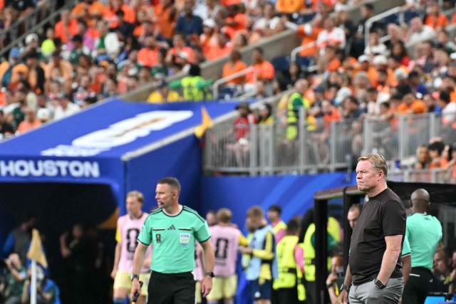 Netherlands' head coach Ronald Koeman (R) attends the 2026 World Cup Group F football match between the Netherlands and Sweden at the Houston Stadium in Houston on June 20, 2026.  (Photo by RONALDO SCHEMIDT / AFP)