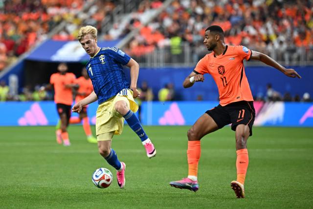Sweden's midfielder #07 Lucas Bergvall (L) fights for the ball with Netherlands' forward #11 Cody Gakpo  during the 2026 World Cup Group F football match between the Netherlands and Sweden at the Houston Stadium in Houston on June 20, 2026.  (Photo by Paul ELLIS / AFP)