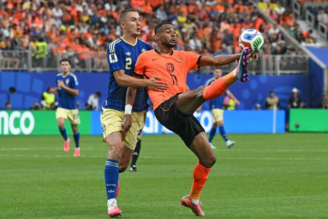 Sweden's defender #02 Gustaf Lagerbielke (L) and Netherlands' forward #11 Cody Gakpo (R) fight for the ball during the 2026 World Cup Group F football match between the Netherlands and Sweden at the Houston Stadium in Houston on June 20, 2026.[cite: 1, 2].  (Photo by RONALDO SCHEMIDT / AFP)