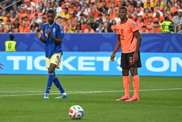 Sweden's forward #09 Alexander Isak (L) reacts to a missed goal opportunity  during the 2026 World Cup Group F football match between the Netherlands and Sweden at the Houston Stadium in Houston on June 20, 2026.  (Photo by Paul ELLIS / AFP)