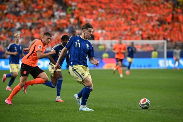 Sweden's forward #17 Viktor Gyokeres (R) runs with the ball during the 2026 World Cup Group F football match between the Netherlands and Sweden at the Houston Stadium in Houston on June 20, 2026.  (Photo by Paul ELLIS / AFP)