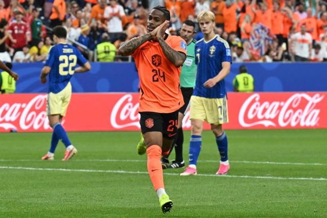 Netherlands' forward #24 Crysencio Summerville (C) celebrates after scoring a goal during the 2026 World Cup Group F football match between the Netherlands and Sweden at the Houston Stadium in Houston on June 20, 2026.  (Photo by RONALDO SCHEMIDT / AFP)