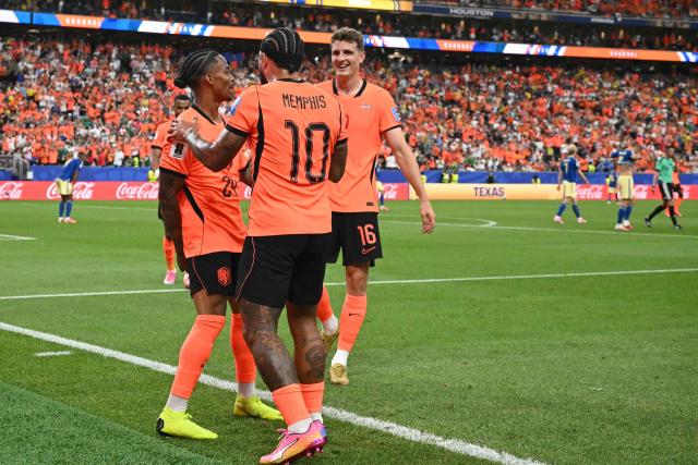 Netherlands' forward #24 Crysencio Summerville (L) is congratulated by teammates after scoring a goal during the 2026 World Cup Group F football match between the Netherlands and Sweden at the Houston Stadium in Houston on June 20, 2026.  (Photo by RONALDO SCHEMIDT / AFP)