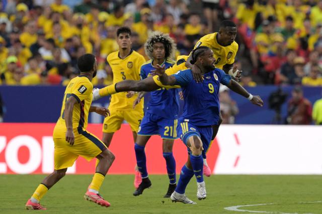 Ecuador's defender #06 Willian Pacho and Curacao's midfielder #06 Godfried Roemeratoe fight for the ball next to Curacao's midfielder #21 Tahith Chong and Ecuador's defender #03 Piero Hincapie during the 2026 World Cup Group E football match between Ecuador and Curacao at the Kansas City Stadium in Kansas City on June 20, 2026.  (Photo by JUAN MABROMATA / AFP)