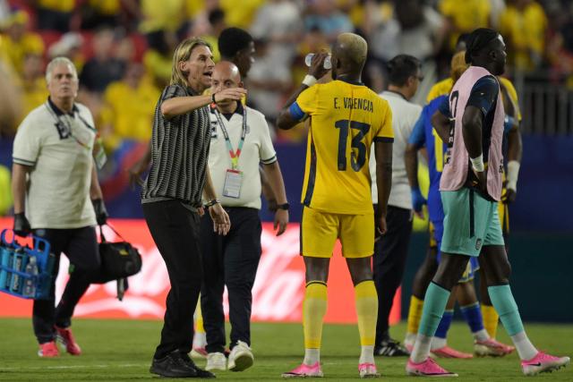 Ecuador's Argentine head coach Sebastian Beccacece and Ecuador's forward #13 Enner Valencia react at the end of the 2026 World Cup Group E football match between Ecuador and Curacao at the Kansas City Stadium in Kansas City on June 20, 2026.  (Photo by JUAN MABROMATA / AFP)