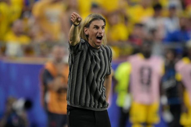 Ecuador's Argentine head coach Sebastian Beccacece gestures during the 2026 World Cup Group E football match between Ecuador and Curacao at the Kansas City Stadium in Kansas City on June 20, 2026.  (Photo by JUAN MABROMATA / AFP)