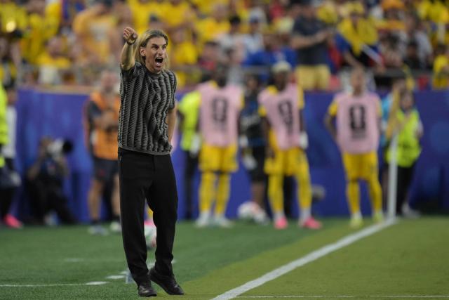 Ecuador's Argentine head coach Sebastian Beccacece gestures during the 2026 World Cup Group E football match between Ecuador and Curacao at the Kansas City Stadium in Kansas City on June 20, 2026.  (Photo by JUAN MABROMATA / AFP)